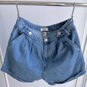 3/$25 FOREVER 21 | Cuffed Denim Shorts with Pleat Detail Medium Blue Size 27